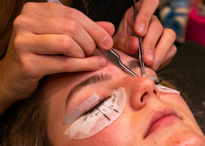 Growing Longer Lashes Naturally: 12 Habits That Actually Support Length