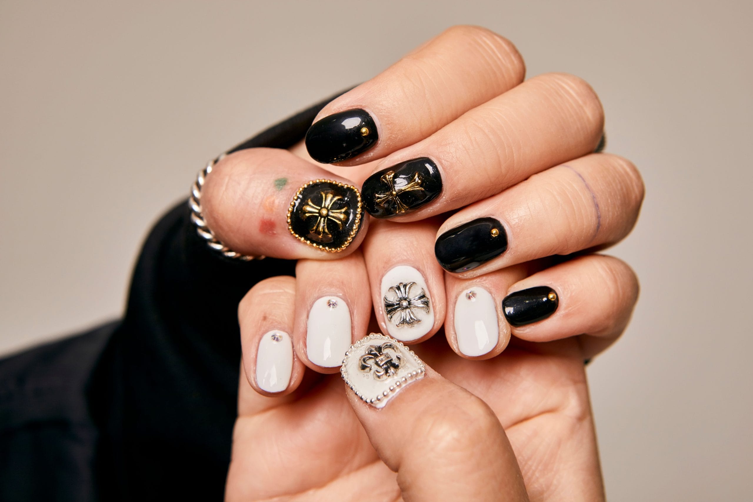 21 Simple Halloween Nails That Are Easy But Still Cute